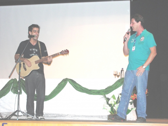 Prof. Marcus Martins e Marcelo Castro acadêmico do curso de Sistemas de Informação