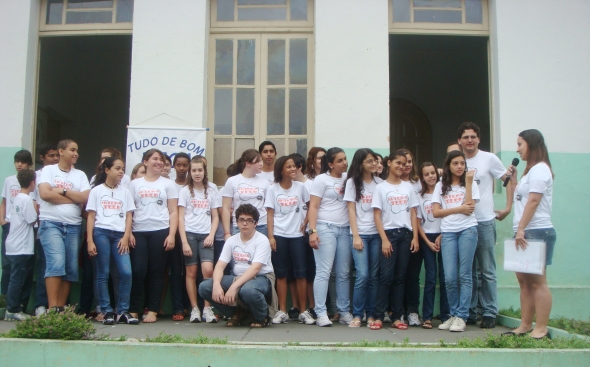 Acadêmicos agradecendo aos alunos pela participação