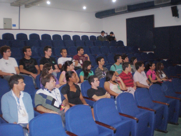 Acadêmicos em palestra na LNCC