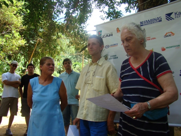 Dona Nina Campos relê a poesia escrita pelo Sr. José Carneiro sobre a importância de conservar a natureza