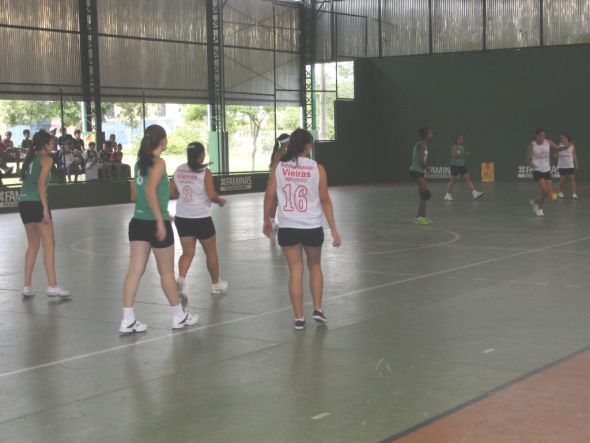 Partida inicial de handebol entre Vieiras e Miraí