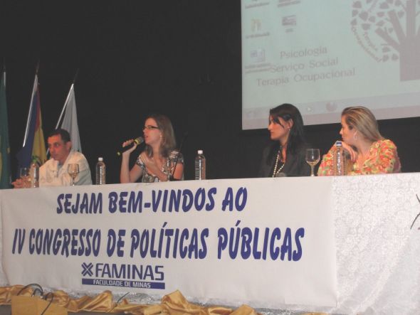 Egressos de psicologia, serviço social e TO participaram de mesa de debates