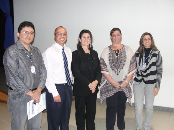 Célia (centro) junto aos coordenadores e professores da FAMINAS