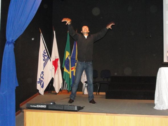 Hino Nacional em libras, com o Prof. Fernando Portes