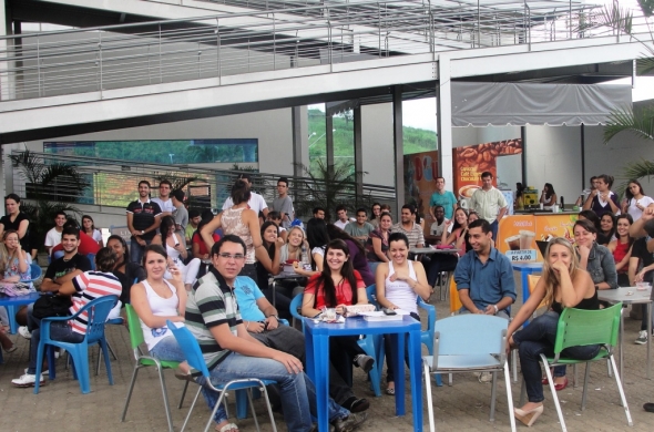 À noite, faculdade realiza novo sorteio no intervalo