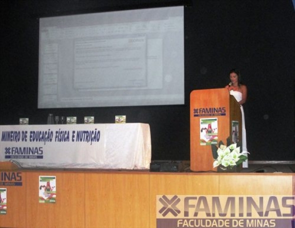 coordenador de Nutrição, Denise Quintão, mediando as apresentações