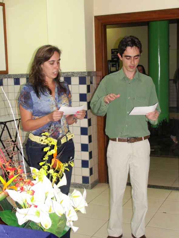 Prof. Roberta Gouvea e o juramento do formando Adriano