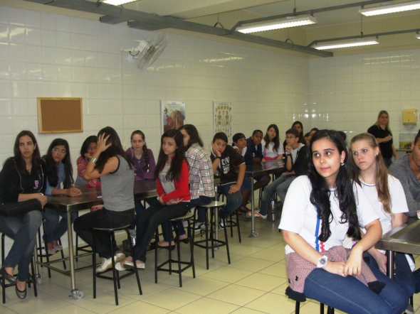 Alunos acompanham aula prática